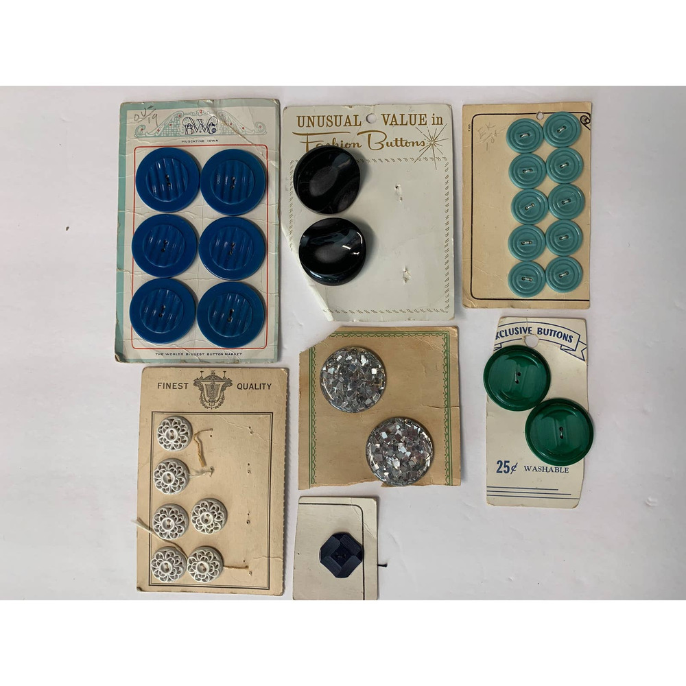Vintage Buttons Plastic‎ Lot of 29 Buttons New Old Stock NOS